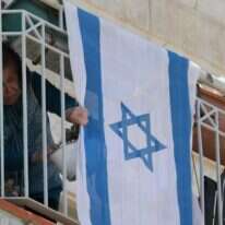 בידוד. אישה במרפסת ביתה בירושלים. | EPA