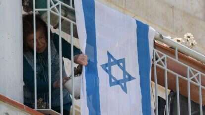 בידוד. אישה במרפסת ביתה בירושלים. | EPA