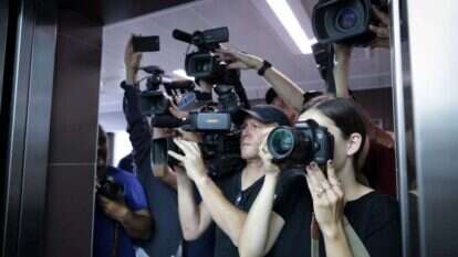 בטכנולוגיה של היום כולנו צלמים חובבים. צלמי עיתונות במשפטו של קובי פרץ, 2017. | נתי שוחט, פלאש 90