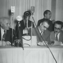 חלק מרגעים מכוננים בהיסטוריה. משה שפירא (באמצע) חותם על מגילת העצמאות. | פין הנס, לע"מ