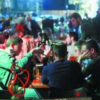 אף משפחה או מוסד אינם יכולים להוות חממה מוגנת. בילוי לילי של נוער, אילוסטרציה. | מרים צחי