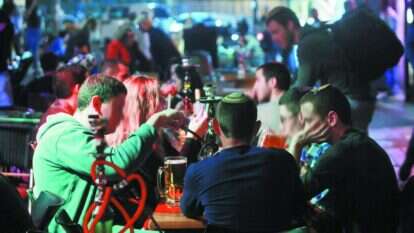 אף משפחה או מוסד אינם יכולים להוות חממה מוגנת. בילוי לילי של נוער, אילוסטרציה. | מרים צחי אף משפחה או מוסד אינם יכולים להוות חממה מוגנת. בילוי לילי של נוער, אילוסטרציה. | מרים צחי