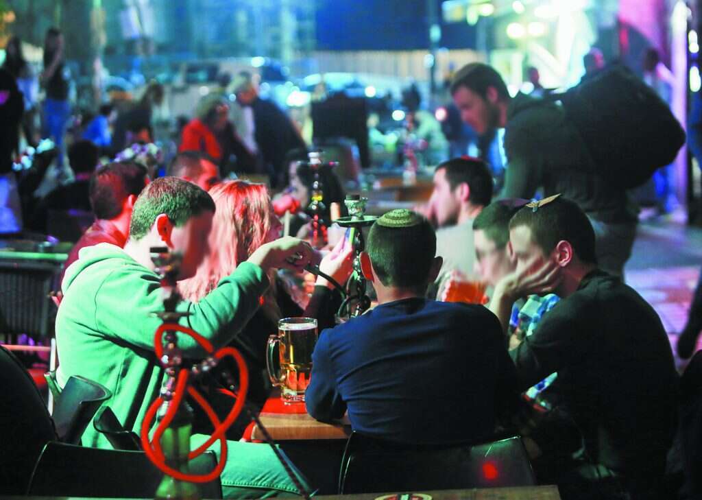 אף משפחה או מוסד אינם יכולים להוות חממה מוגנת. בילוי לילי של נוער, אילוסטרציה. | מרים צחי