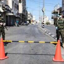 אנשי מנגנוני הביטחון הפלסטיניים אוכפים את הסגר בחברון בשבוע שעבר. | AFP