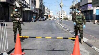 אנשי מנגנוני הביטחון הפלסטיניים אוכפים את הסגר בחברון בשבוע שעבר. | AFP