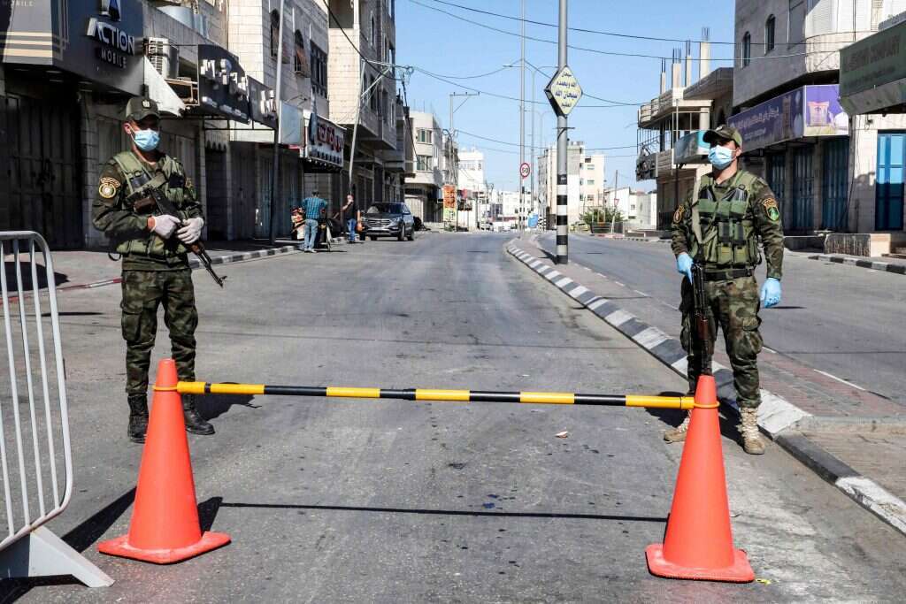 אנשי מנגנוני הביטחון הפלסטיניים אוכפים את הסגר בחברון בשבוע שעבר. | AFP