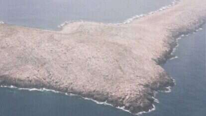 כשעלה הבוקר גילו הנוסעים את המקום שיהפוך לביתם בעשרת הימים הקרובים: אי זעיר, טרשי ושומם. כמילי. | Mashalif