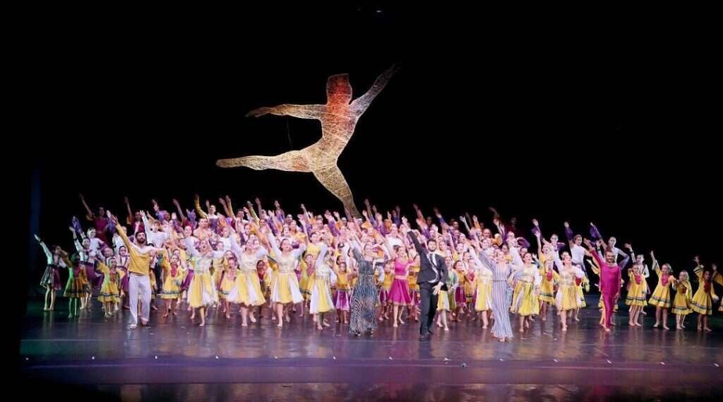 רקדנים של "מכון כינרת" לפני פרוץ המגפה. | כינרת