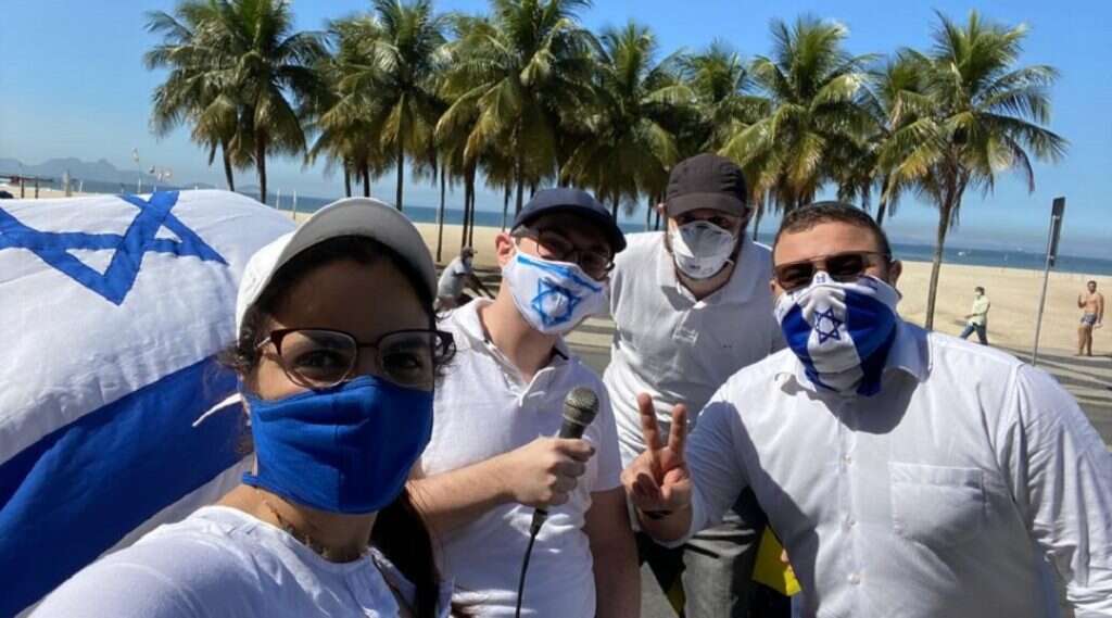 נציגי בית הספר ברליאן על ה"ברמוביל" של בית הספר בתחנה בריו. | TTH Barilan