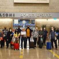 קבוצה של 23 עולים ברזילאים בטיסה שהגיעה לארץ דרך אתיופיה בחודש מאי. | Olim do Brasil (למצולמים אין קשר לכתבה)