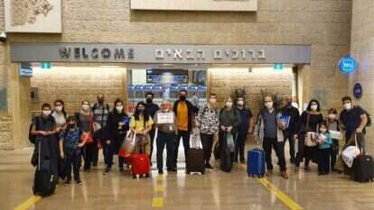 קבוצה של 23 עולים ברזילאים בטיסה שהגיעה לארץ דרך אתיופיה בחודש מאי. | Olim do Brasil (למצולמים אין קשר לכתבה)