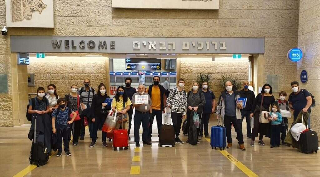 קבוצה של 23 עולים ברזילאים בטיסה שהגיעה לארץ דרך אתיופיה בחודש מאי. | Olim do Brasil (למצולמים אין קשר לכתבה)