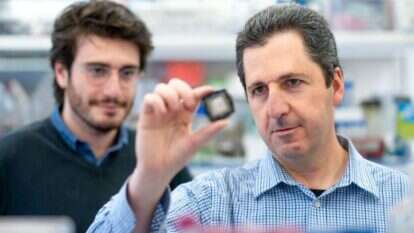 פרופסור נחמיאס. | דניאל חנוך