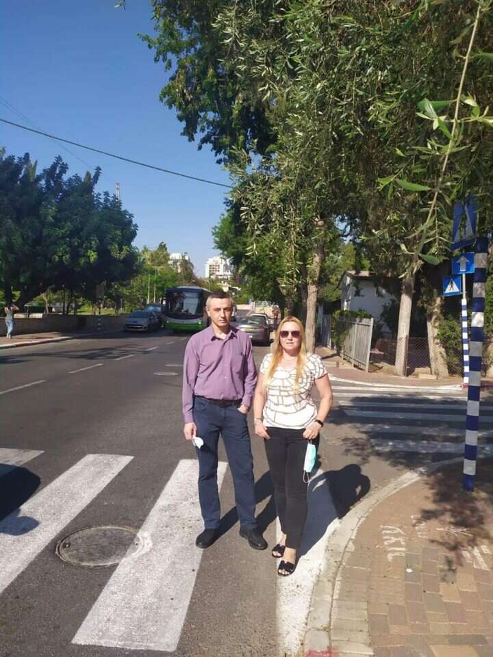 בני הזוג פבלוצקי ליד המעבר החציה בו נדרסה בתם, ליאן.