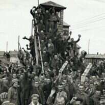 שמחת השחרור נמהלה בדאגות ובגעגועים לבני המשפחה ובחוסר ודאות באשר להווה ולעתיד. אסירים במחנה ריכוז לאחר השחרור. | גטי אימג'ס