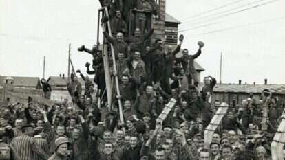 שמחת השחרור נמהלה בדאגות ובגעגועים לבני המשפחה ובחוסר ודאות באשר להווה ולעתיד. אסירים במחנה ריכוז לאחר השחרור. | גטי אימג'ס