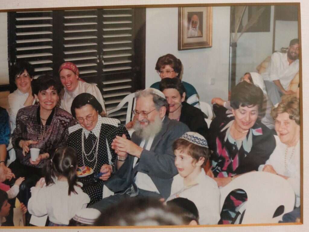 בית בלי ספות מטעמי צניעות. צילומים: באדיבות בית נריה הרב והרבנית נריה ז"ל בחיק משפחתם. | באדיבות בית נריה