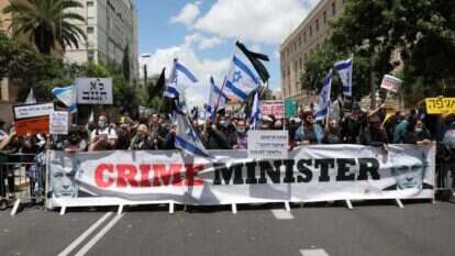 מחאת הדגלים השחורים מול ביתו של נתניהו בבלפור, מאי 2020. | EPA