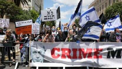 מחאת הדגלים השחורים מול ביתו של נתניהו בבלפור, מאי 2020. | EPA