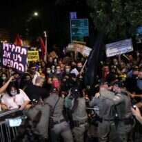דבשת הולכת ומתגבהת של אלימות. מפגיני בלפור פורצים מחסום. | AFP דבשת הולכת ומתגבהת של אלימות. מפגיני בלפור פורצים מחסום. | AFP