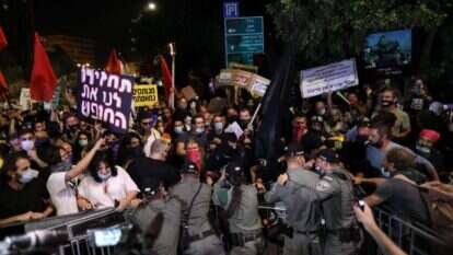 דבשת הולכת ומתגבהת של אלימות. מפגיני בלפור פורצים מחסום. | AFP דבשת הולכת ומתגבהת של אלימות. מפגיני בלפור פורצים מחסום. | AFP