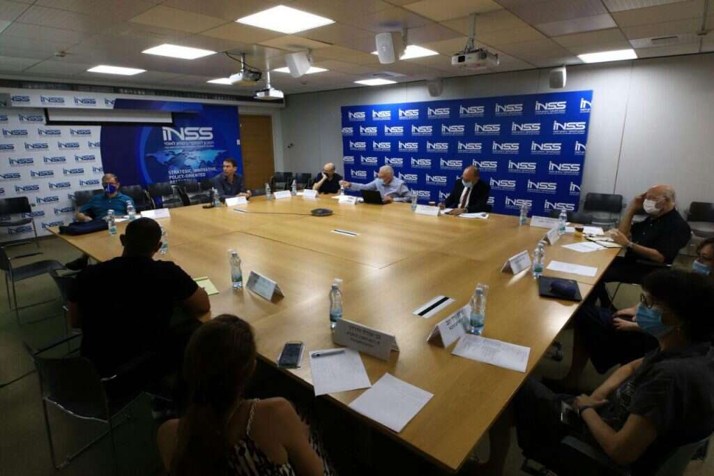 הדיון הראשון של הקבינט האזרחי. | עפר לנדא