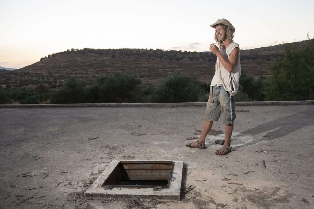 "התחושה של להיות מתחת לאדמה, מבודד, נסתר, כמו חוזר לבטן האדמה". בור המטווחים. | שריה דיאמנט