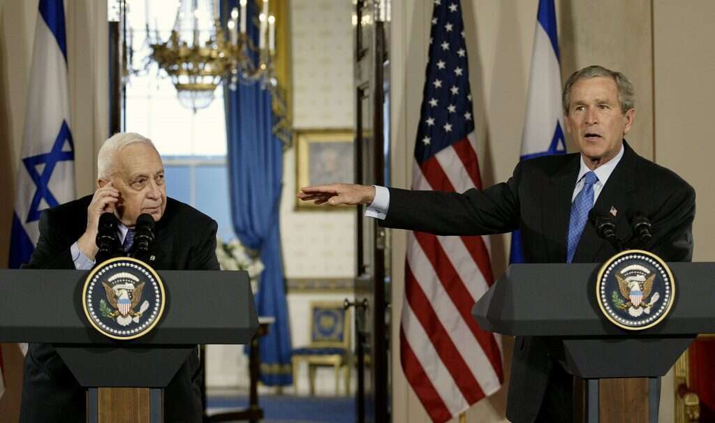 עקירת יישובים בתמורה להצהרה אמריקנית שרוקנה מתוכן בהמשך. ג'ורג' בוש ושרון במסיבת עיתונאים בבית הלבן, 2004. | AFP עקירת יישובים בתמורה להצהרה אמריקנית שרוקנה מתוכן בהמשך. ג'ורג' בוש ושרון במסיבת עיתונאים בבית הלבן, 2004. | AFP
