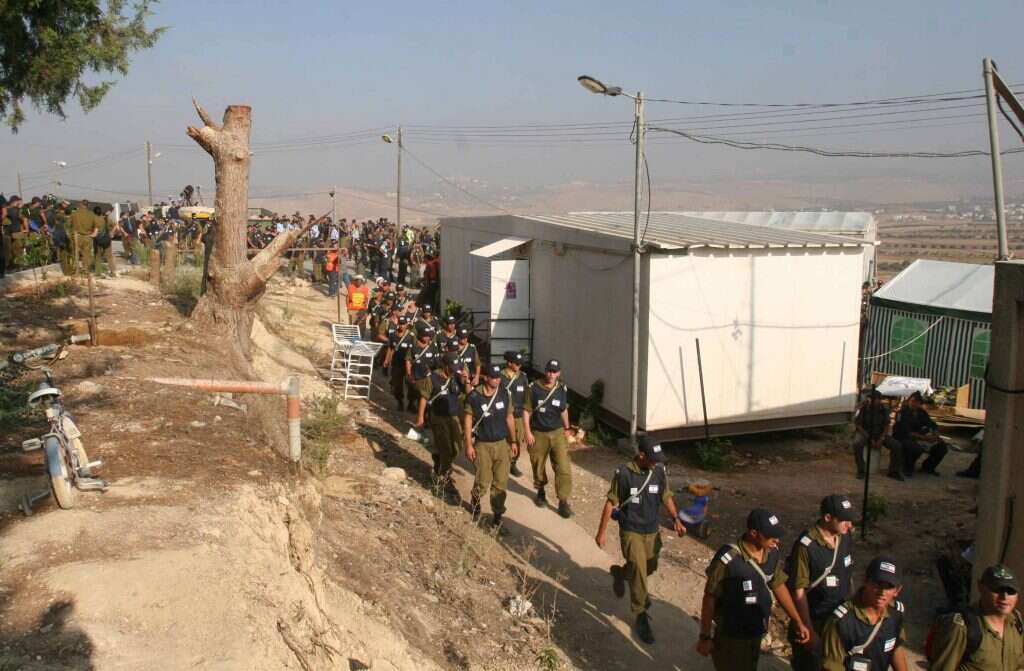 זרנוק מים אימתני כוון אל המתנגדים שהתבצרו על גג המצודה. פינוי שא־נור. | מרים צחי זרנוק מים אימתני כוון אל המתנגדים שהתבצרו על גג המצודה. פינוי שא־נור. | מרים צחי