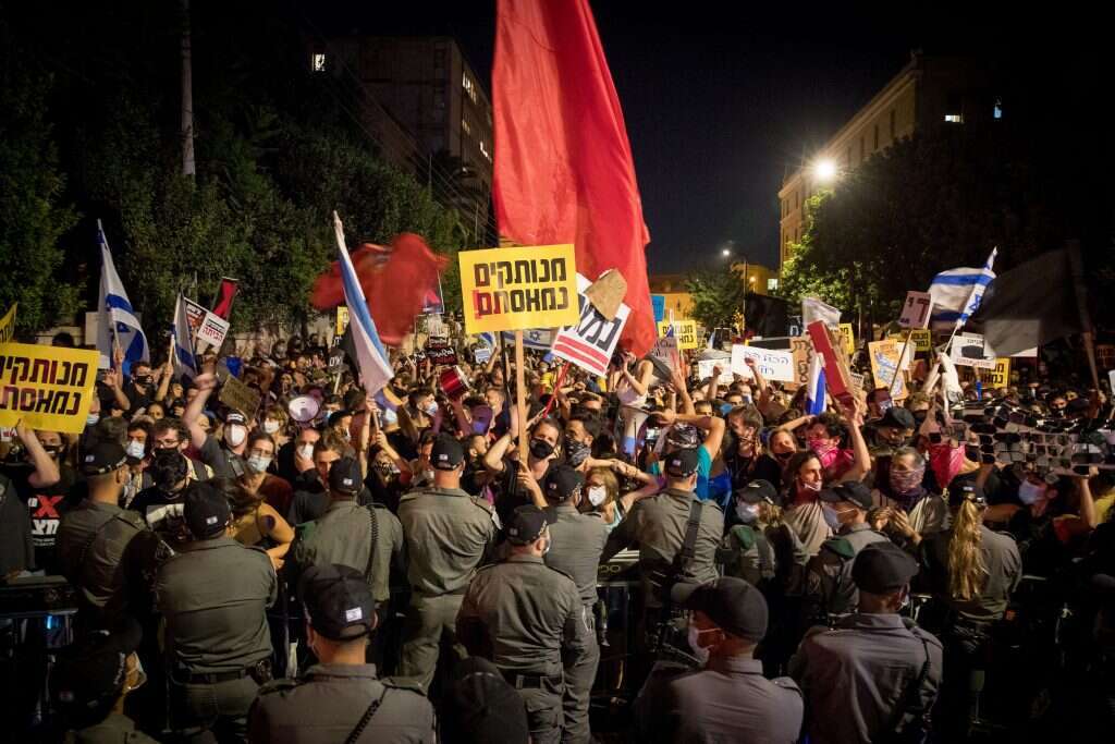 עימותים בין מחאה כוחות הביטחון למפגינים במחאה סמוך לבית ראש הממשלה, השבוע. | יונתן זינדל, פלאש 90