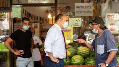 בנט בחנות ירקות בכפר־סבא. | אבישג שאר-ישוב