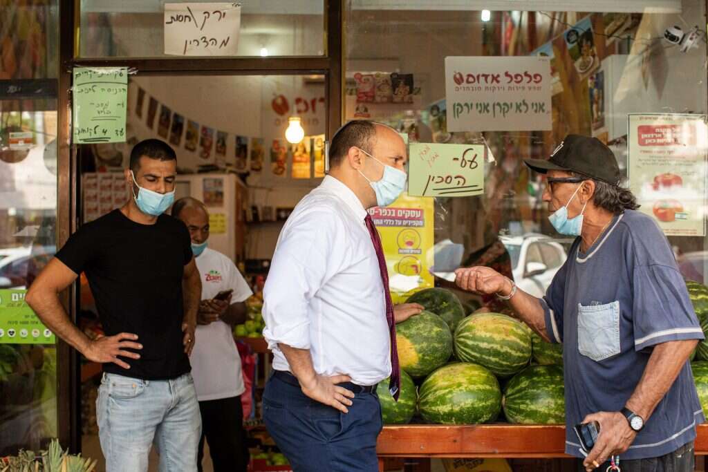 בנט בחנות ירקות בכפר־סבא. | אבישג שאר-ישוב