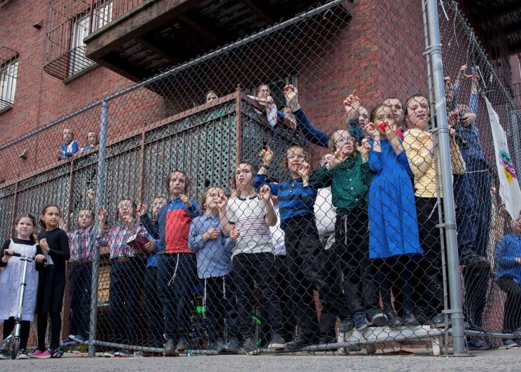 ילדים צופים בצעדת מחאה של 'חיי השחורים חשובים' בוויליאמסבורג, 12 ביוני 2020. | אבי קיי