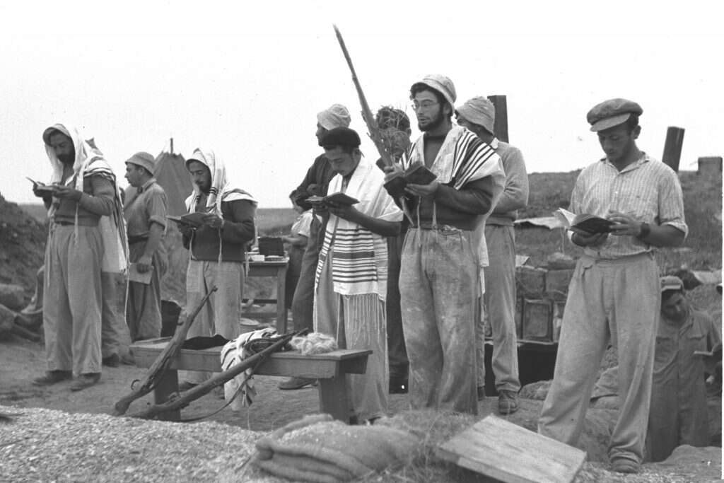 חברי קיבוץ סעד מתפללים במהלך חג הסוכות. | הוגו מנדלסון, לע"מ