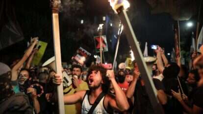 הפגנה נגד השחיתות מול בית ראש הממשלה בירושלים, השבוע. | EPA הפגנה נגד השחיתות מול בית ראש הממשלה בירושלים, השבוע. | EPA