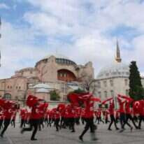 מופע מחול טורקי לרגלי איה סופיה. | EPA