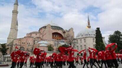 מופע מחול טורקי לרגלי איה סופיה. | EPA
