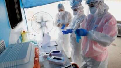 עמדת דרייב אין לבדיקת קורונה ברמת השרון. | AFP