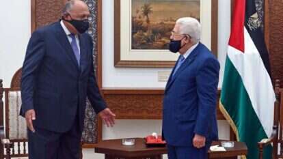 שר החוץ המצרי סמאח שוכרי ואבו מאזן. | AFP