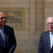 ריאד אל-מאלכי (מימין) יחד עם שר החוץ המצרי סמאח שוכרי בביקורו ברמאללה. | AFP