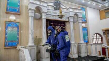 האם נמשיך להתגעגע למה שאיבדנו כאשר גלינו מבית הכנסת? חיטוי בבית כנסת בבת ים. | פלאש 90