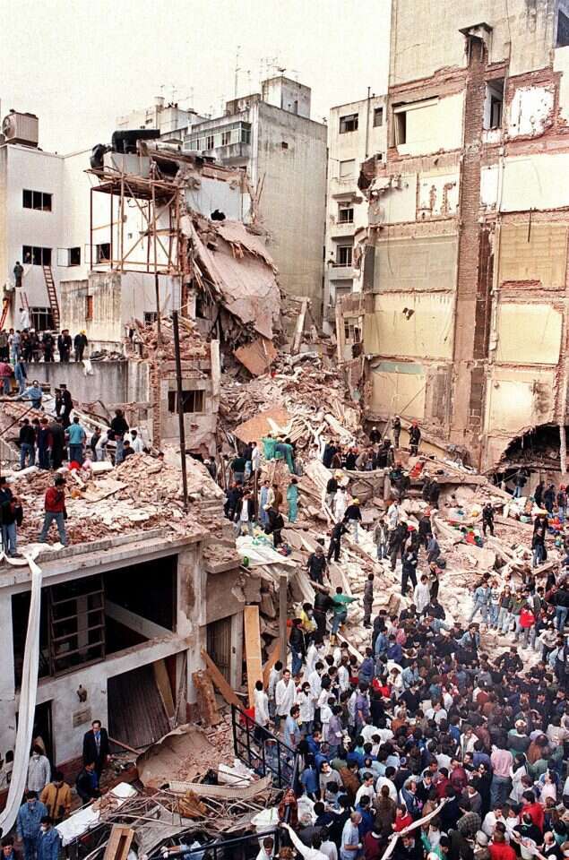 צוותי חילוץ מחפשים ניצולים מהפיגוע בשגרירות בארגנטינה. | AFP