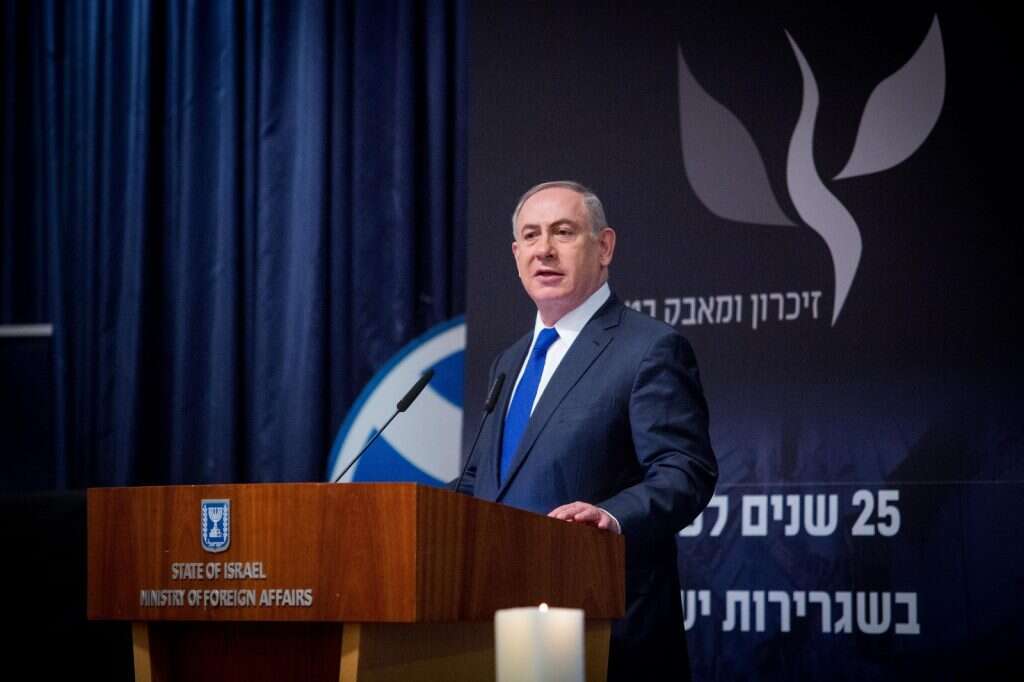 נתניהו נואם בטקס לציון 25 שנים לפיגוע בשגרירות. | יונתן זינדל - פלאש 90