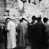 למה אנו מכוונים כשאנו מקוננים? יהודים בכותל המערבי, 1930 לערך. | AFP