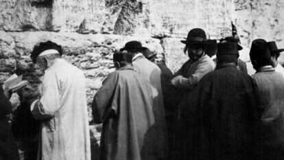 למה אנו מכוונים כשאנו מקוננים? יהודים בכותל המערבי, 1930 לערך. | AFP