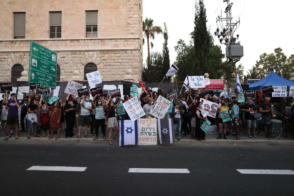 לא הולך נגד אנשים רעבים. מחאת האמנים. | EPA