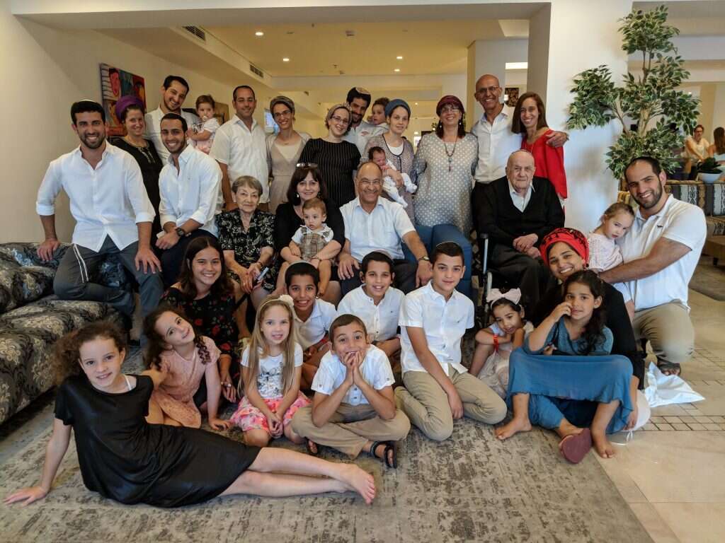 אלתר ולנר עם משפחתו המורחבת. באדיבות המשפחה