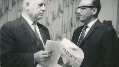 אלתר ולנר (מימין) עם שר הפנים משה חיים שפירא בהשקת מכונת הדפוס החדשה של עיתון 'הצופה', מאי 1966 | יצחק פריידין