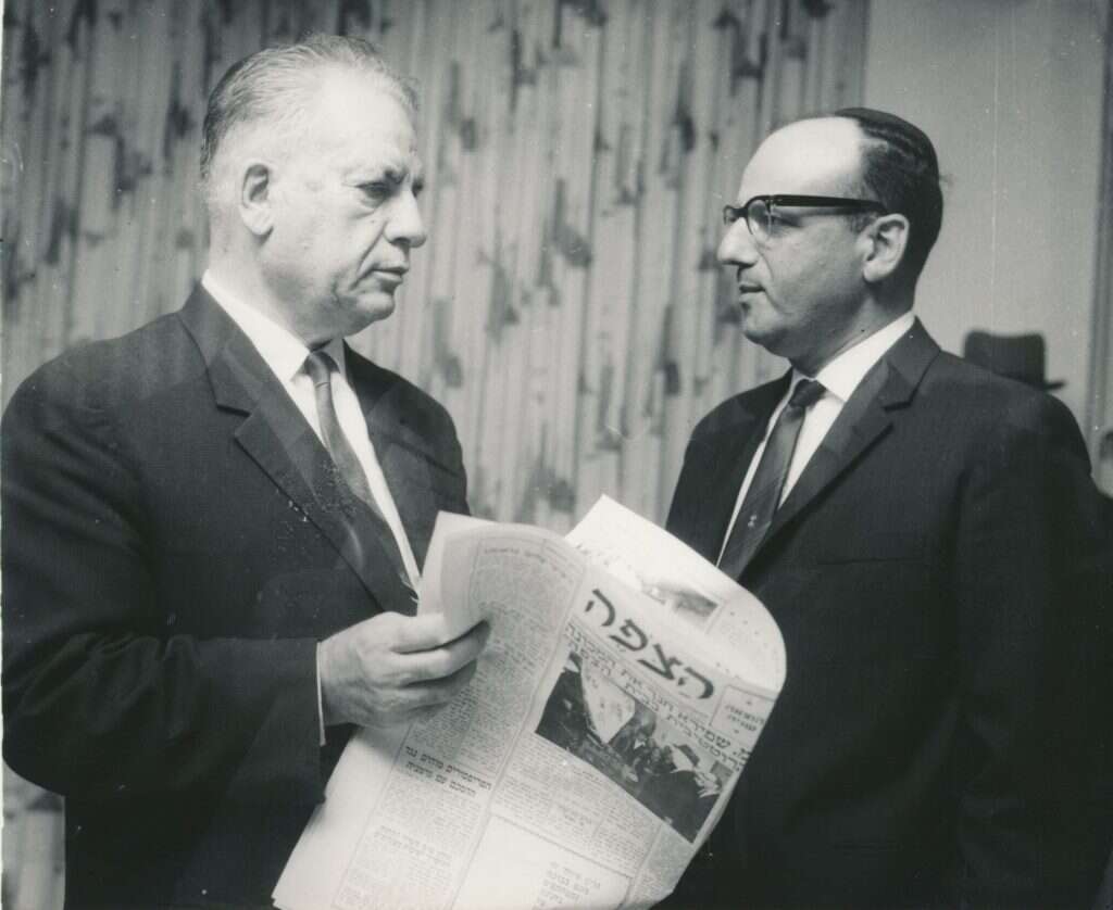 אלתר ולנר (מימין) עם שר הפנים משה חיים שפירא בהשקת מכונת הדפוס החדשה של עיתון 'הצופה', מאי 1966 | יצחק פריידין