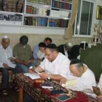 המתפללים בבית הכנסת